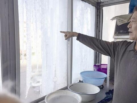 铁西区八家子街楼上漏水 居民窗前悬“冰瀑”